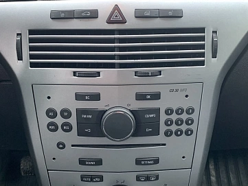 Opel Astra, 2011г, передний привод, механика