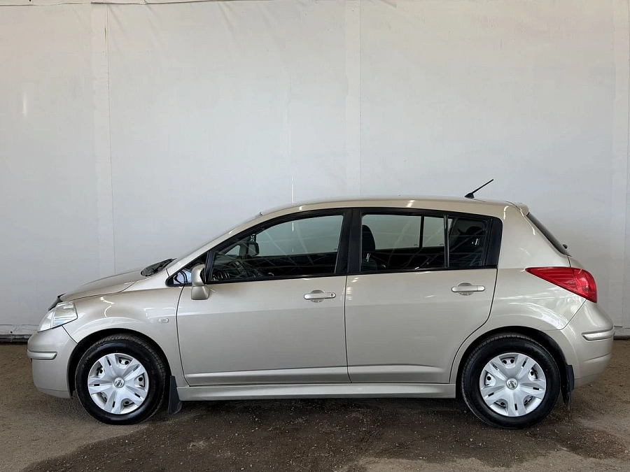 Nissan Tiida, 2012г., передний привод, автомат