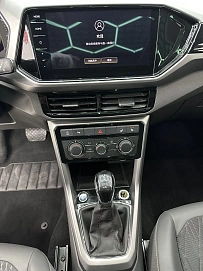 Volkswagen T-Roc, 2022г, передний привод, робот