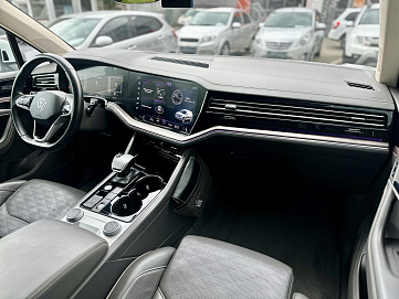 Volkswagen Touareg, 2020г, передний привод, автомат