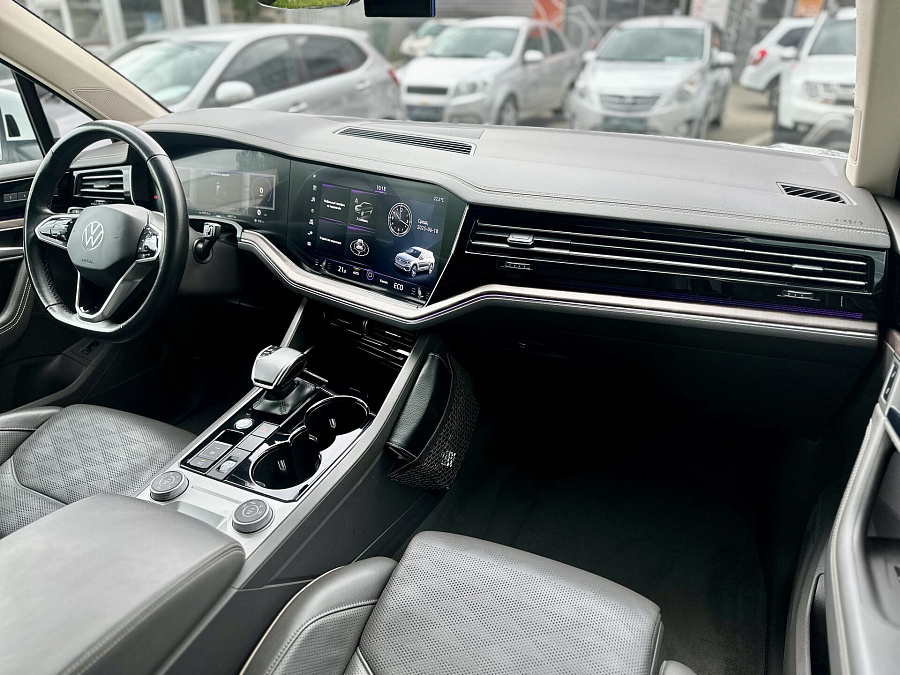 Volkswagen Touareg, 2020г., передний привод, автомат