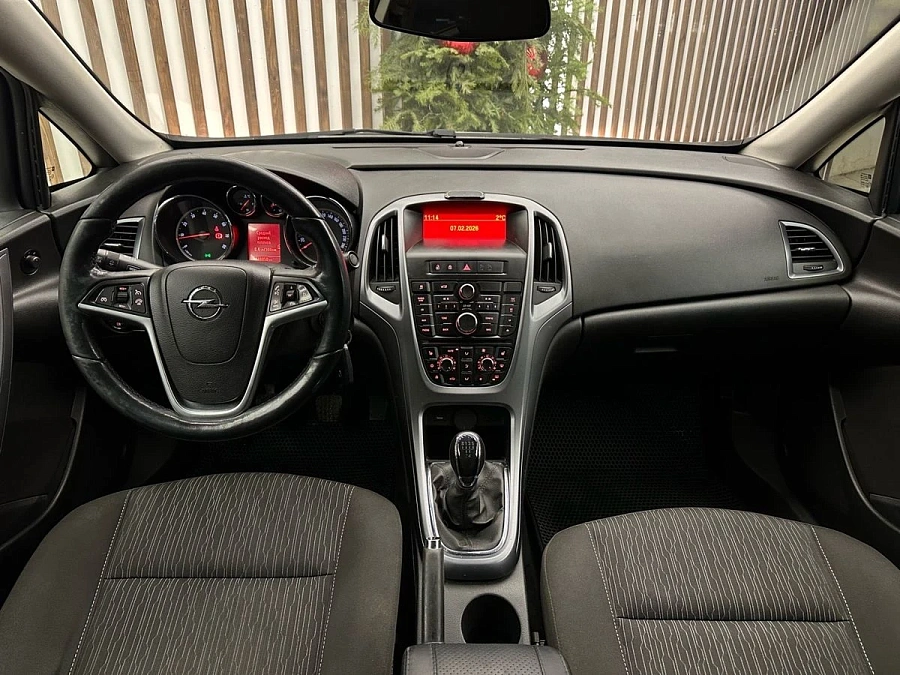 Opel Astra, 2013г., передний привод, механика