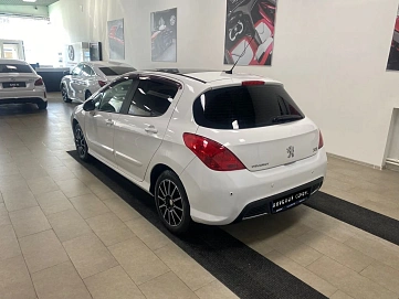 Peugeot 308, 2010г, передний привод, механика