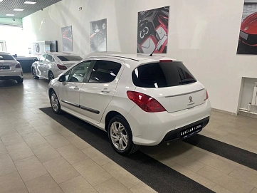 Peugeot 308, 2011г, передний привод, автомат