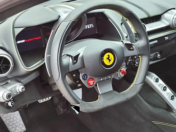 Ferrari 812, 2018г, задний привод, робот
