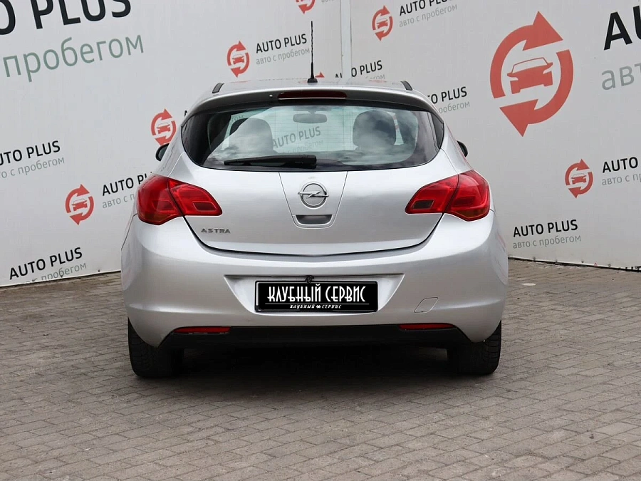 Opel Astra, 2011г., передний привод, механика