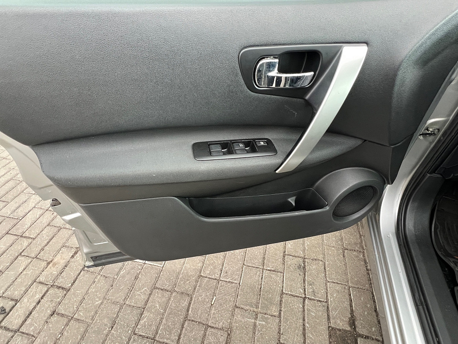 Nissan Qashqai, 2010г., передний привод, вариатор