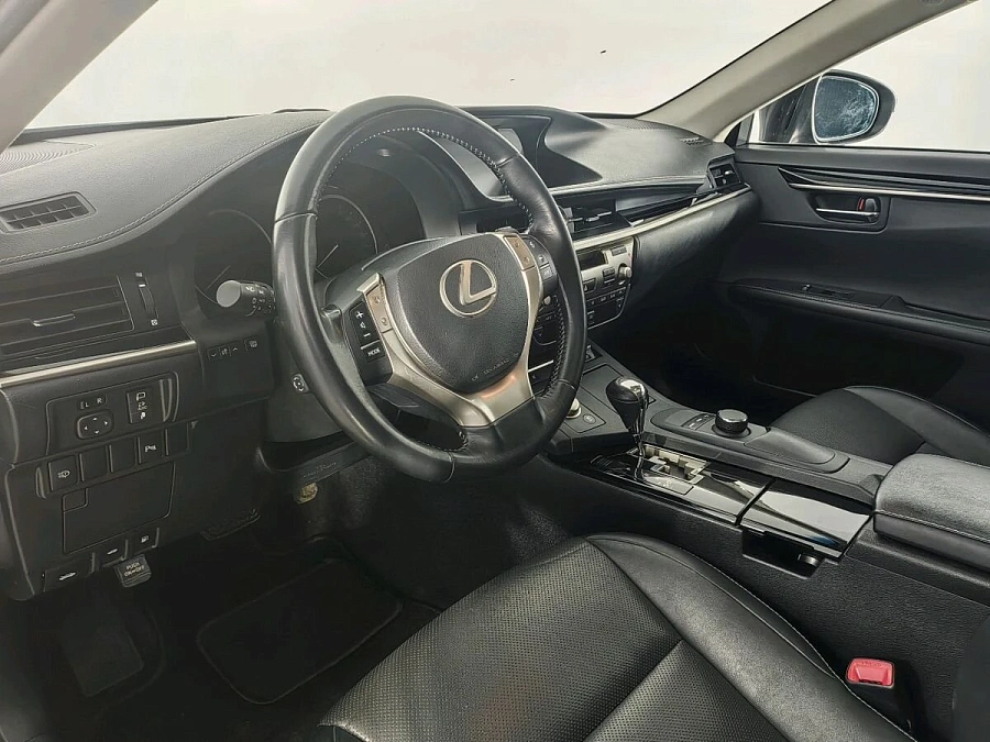 Lexus ES, 2015г., передний привод, автомат