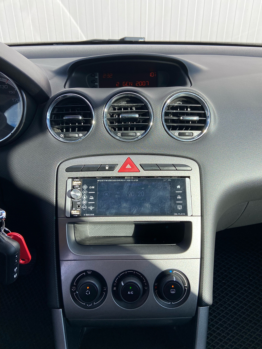 Peugeot 308, 2011г., передний привод, механика