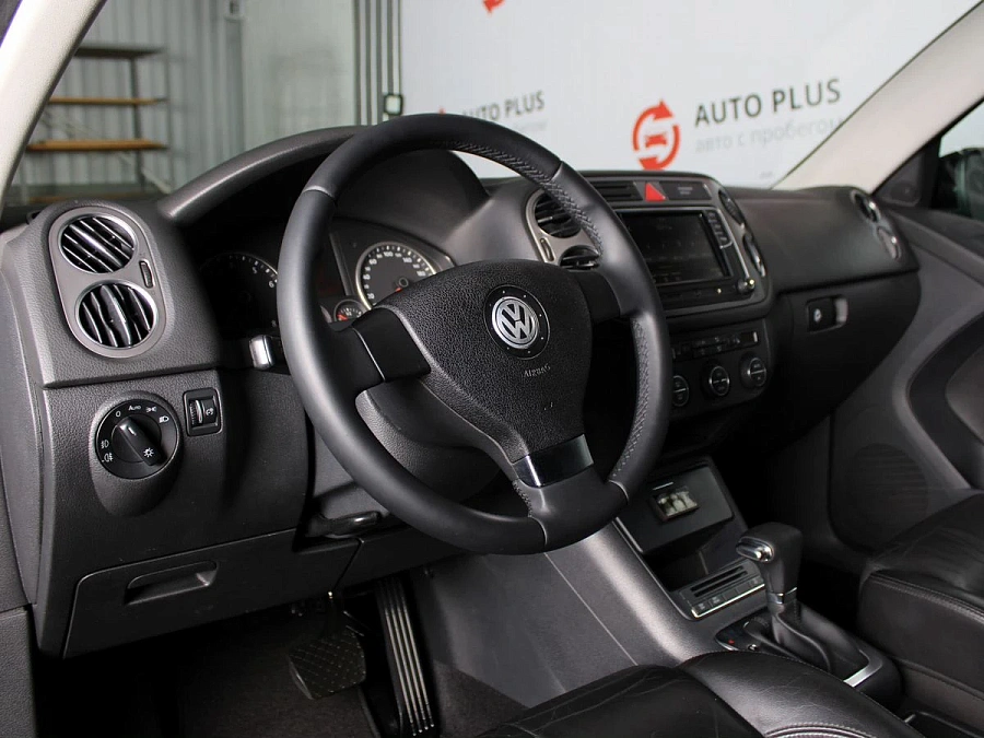 Volkswagen Tiguan, 2009г., полный привод, автомат