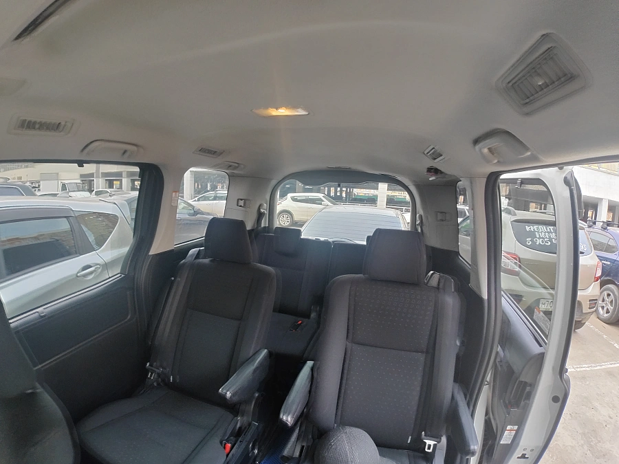 Toyota Voxy, 2014г., передний привод, вариатор