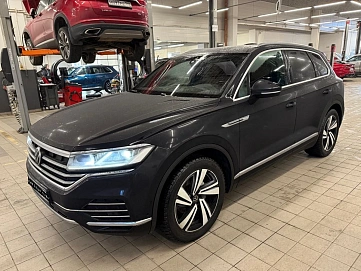 Volkswagen Touareg, 2021г, полный привод, автомат
