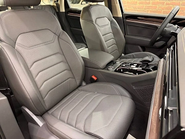 Volkswagen Touareg, 2025г, полный привод, автомат
