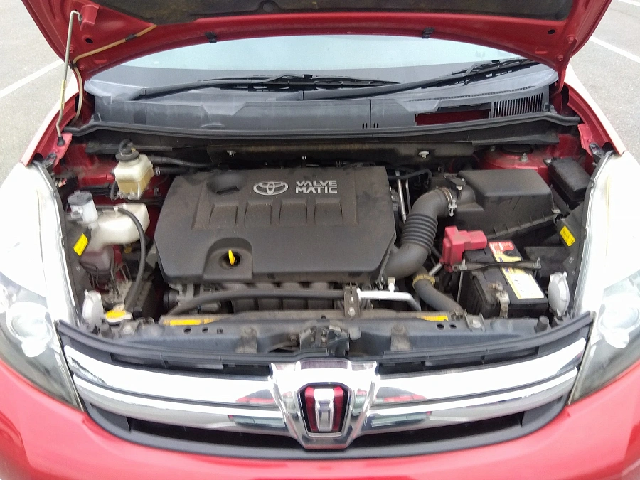 Toyota ISis, 2011г., передний привод, вариатор