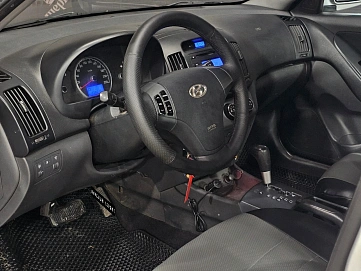 Hyundai Elantra, 2009г, передний привод, автомат