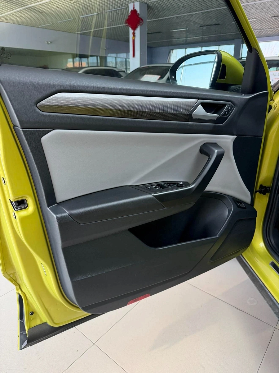 Volkswagen T-Roc, 2023г., передний привод, робот