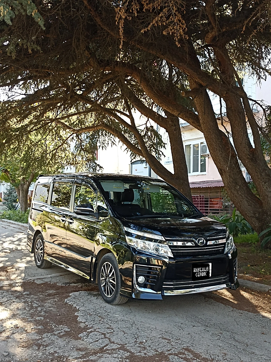 Toyota Voxy, 2015г., передний привод, вариатор