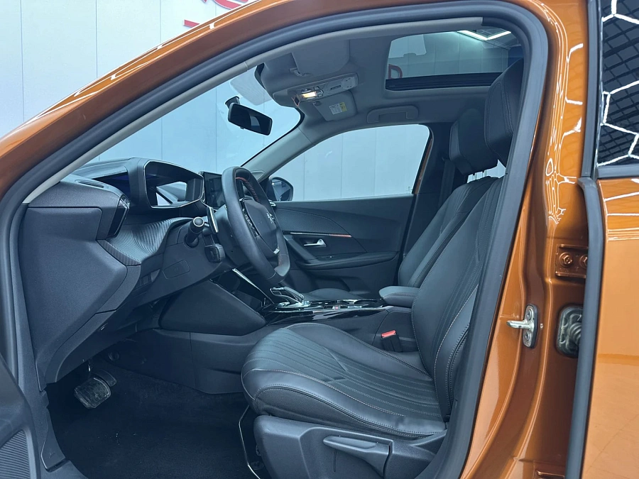 Peugeot 2008, 2021г., передний привод, робот