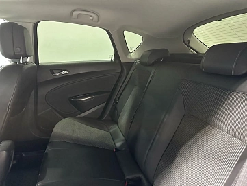 Opel Astra, 2011г, передний привод, автомат