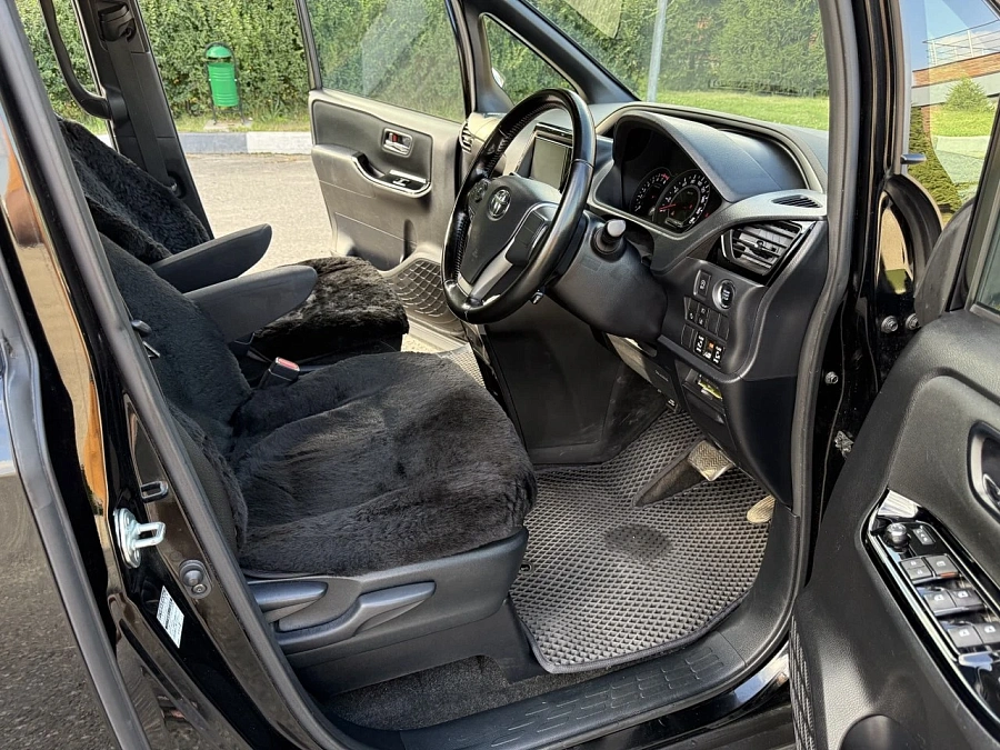 Toyota Voxy, 2019г., передний привод, вариатор