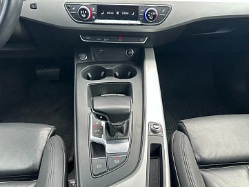 Audi A4, 2021г, передний привод, робот