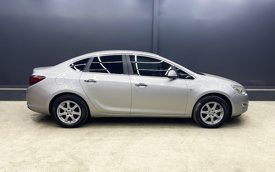 Opel Astra, 2013г., передний привод, автомат