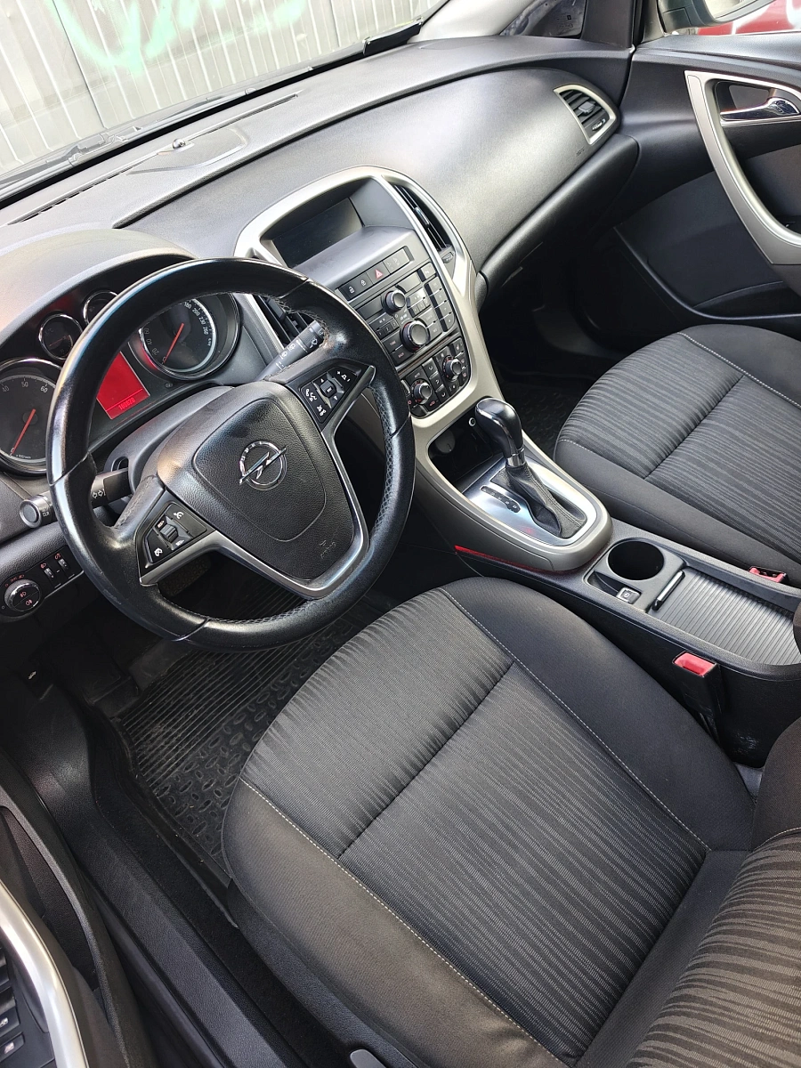 Opel Astra, 2011г., передний привод, автомат