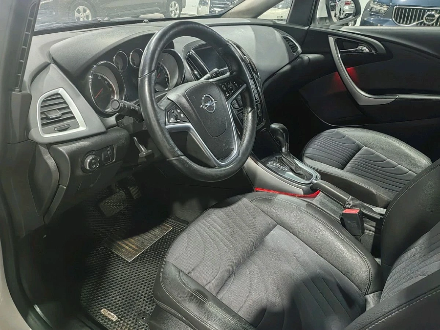 Opel Astra, 2014г., передний привод, автомат