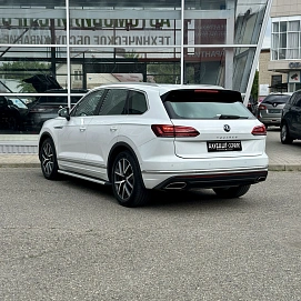 Volkswagen Touareg, 2020г, передний привод, автомат