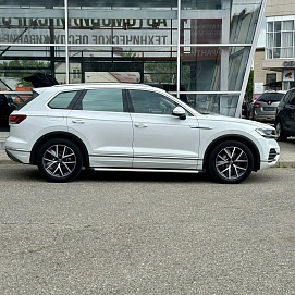 Volkswagen Touareg, 2020г, передний привод, автомат