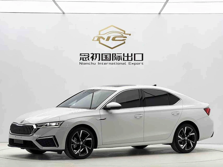 Skoda Octavia, 2023г., передний привод, робот