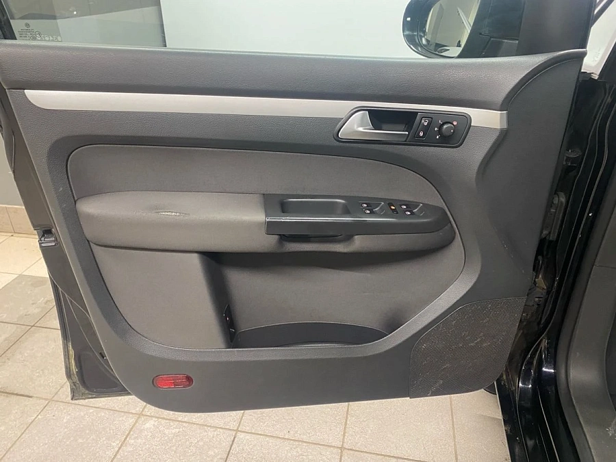 Volkswagen Touran, 2011г., передний привод, механика