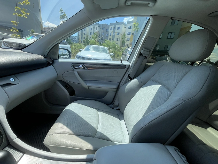 Mercedes-Benz C-Класс, 2004г., задний привод, автомат