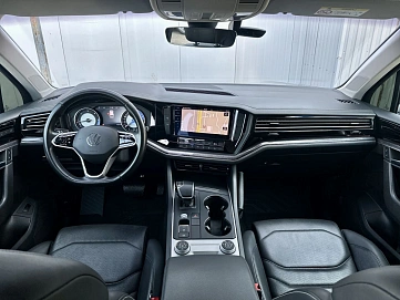 Volkswagen Touareg, 2021г, передний привод, автомат