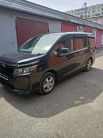 Toyota Voxy, 2014г, передний привод, вариатор