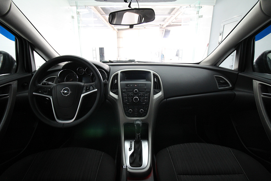 Opel Astra, 2012г., передний привод, автомат