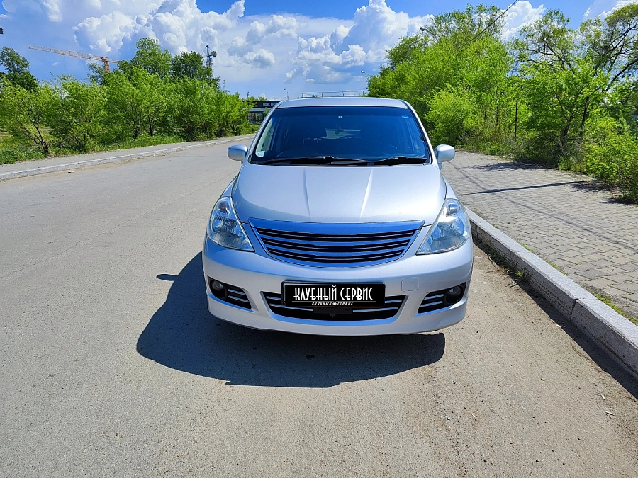 Nissan Tiida, 2010г., передний привод, автомат