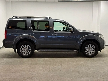 Nissan Pathfinder, 2011г., полный привод, механика