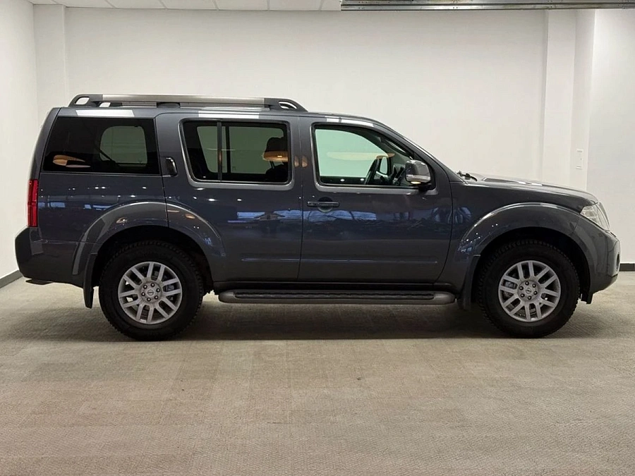 Nissan Pathfinder, 2011г., полный привод, механика