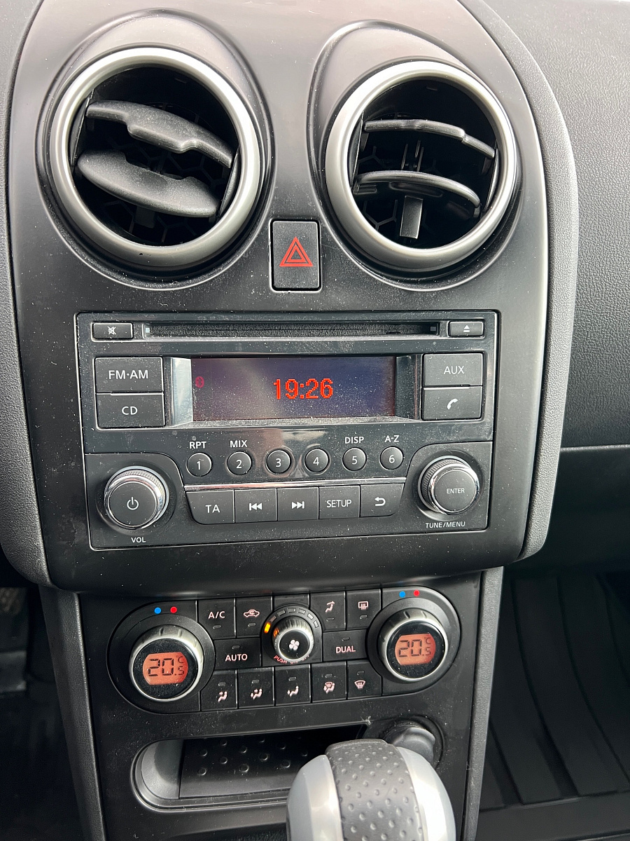 Nissan Qashqai, 2010г., передний привод, вариатор
