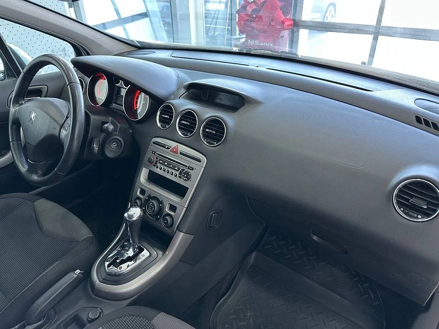 Peugeot 308, 2010г., передний привод, автомат