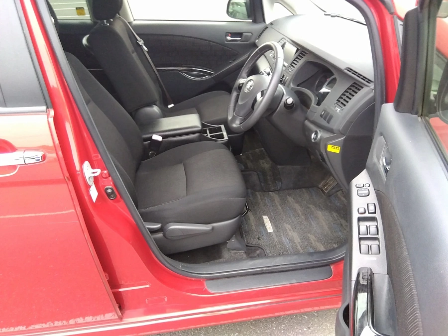 Toyota ISis, 2011г., передний привод, вариатор