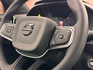 Volvo XC40, 2024г, передний привод, робот