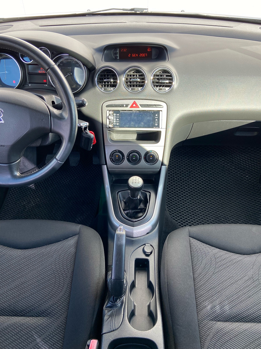 Peugeot 308, 2011г., передний привод, механика