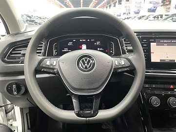 Volkswagen T-Roc, 2022г, полный привод, робот