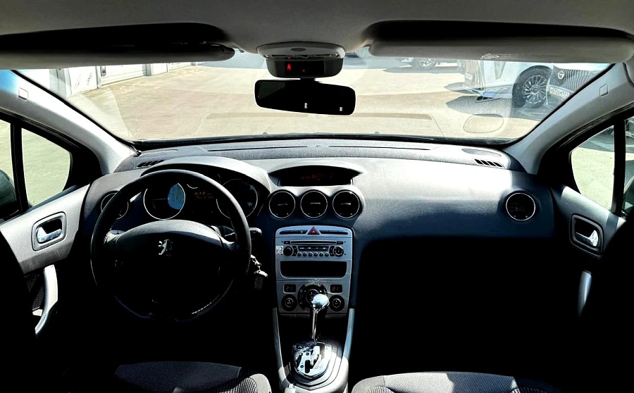 Peugeot 308, 2010г., передний привод, автомат