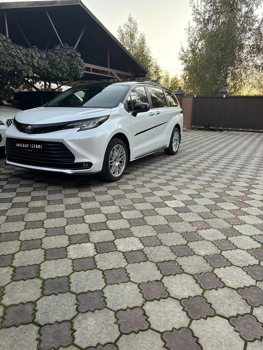 Toyota Sienna, 2023г., передний привод, автомат