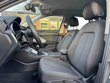 Audi Q3, 2023г, передний привод, робот