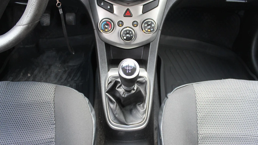 Chevrolet Aveo, 2015г., передний привод, механика