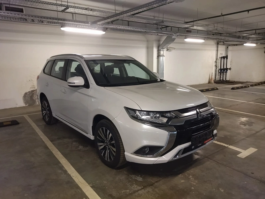 Mitsubishi Outlander, 2022г., передний привод, вариатор